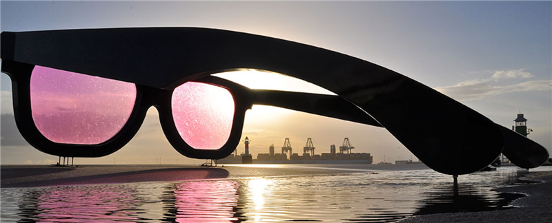 Marc Mosers Pink Sunglasses på Jette Tikøbs Plads er en velkomst til alle søfarende og et yndet sted at tage billeder.